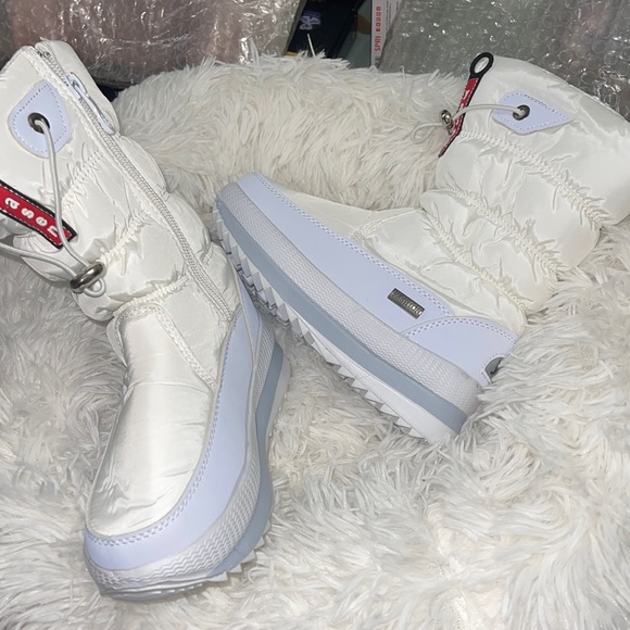 BRAND NEW Yasen White Winter Boots - Picture 1 of 3